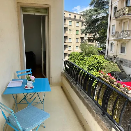 Proche De La Gare De *